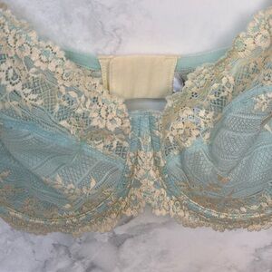 WACOAL “Embrace” Lace Underwire 38DD Bra in Blue and White
